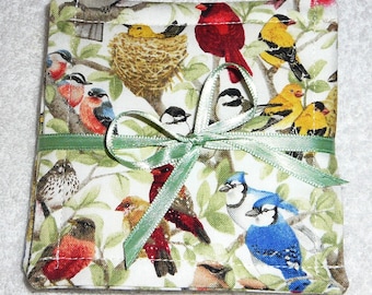 JUEGO DE POSAVASOS ~ "PÁJAROS" ~ Tela ~ Juego de 4 ~ Reversibles ~ Lavables ~ Forrados ~ Decoración para el hogar, cocina y comedor. Nuevo.