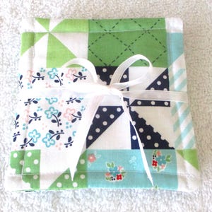 JUEGO DE POSAVASOS ~ Juego de 4 ~ Diseños PATCHWORK variados ~ Tela ~ Reversible ~ Lavable ~ Forrado ~ Costura superior ~ Decoración de mesa de comedor para el hogar ~ Nuevo