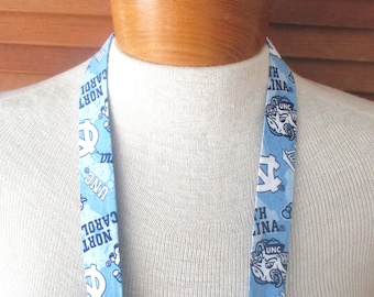 HALSBAND ~ Tyg och pärla ~ UNC ~ University of North Carolina ~ TARHEELS ~ Vändbar ~ Tvättbar ~ En storlek passar alla ~ Träs över huvudet ~ College Team ~ Ny