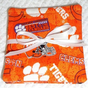 UNTERSETZER Set~South Carolina &quot;&quot;CLEMSON TIGERS&quot;&quot;~Stoff~4er Set~Wendbar~Waschbar~Gefüttert~College Teams~Home & Wohnheim Dekor~Neu.&quot;