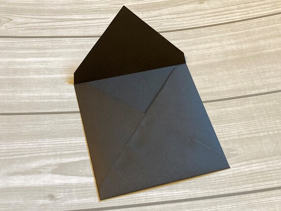 Enveloppe carrée noire