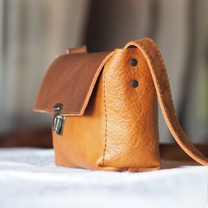 Sac à main en cuir marron artisanal, petit sac à bandoulière pour femme, petit sac à main minimaliste, sac à main à bandoulière en cuir, sac à main en cuir marron, sac de nuit