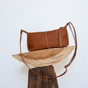 Sac à main crossbody en cuir brun, sac minimaliste, petit sac à main à fermeture éclair, sac à bandoulière pour femmes, sac à main durable, petit sac à main artisanal