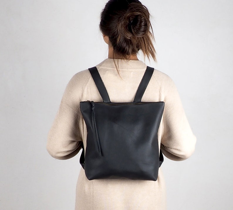 Woman Black Leather Backpack, Handmade leather backpack, Minimal backpack, Mother gifts, Zipper backpack, Backpack black, backpack medium zdjęcie 2