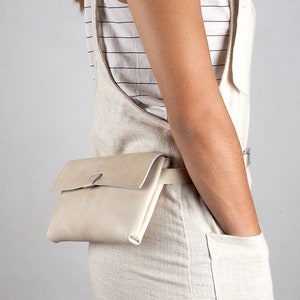 Sac banane en cuir marron beige pour femmes, sac banane en cuir, sac de poche en cuir, petit sac ceinture beige, petit sac banane, sac banane en cuir minimaliste