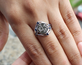 Anello monogramma twist in argento sterling con zirconi cubici e zaffiri