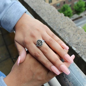 Personalisierter Sterling Silber CZ Monogramm Ring - Benutzerdefinierte Initialen Schmuck - Funkelndes zierliches Geschenk für Sie