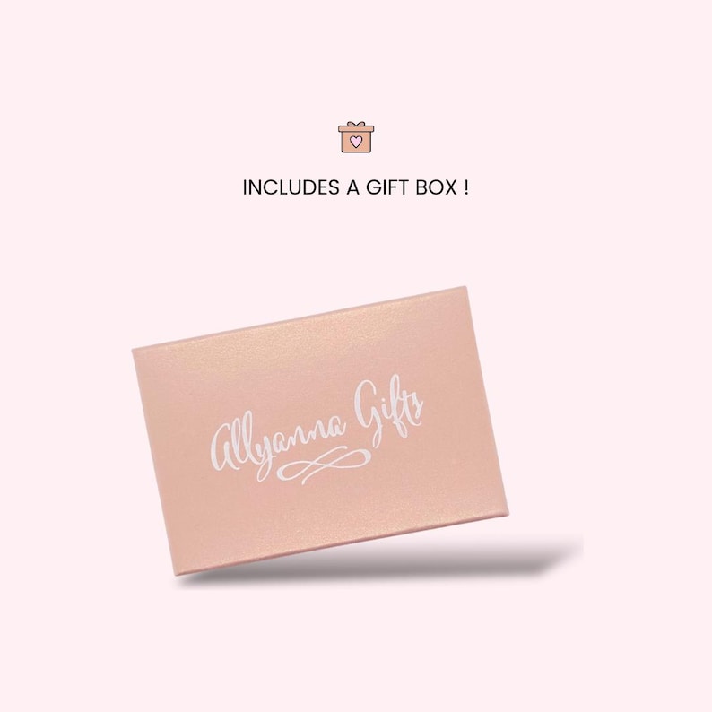 Puede incluir: Una caja de regalo rectangular de color rosa claro con un acabado mate suave. El texto Allyanna Gifts est&aacute; impreso en cursiva blanca en el centro de la tapa, acompa&ntilde;ado de un peque&ntilde;o icono de caja de regalo y el texto INCLUDES A GIFT BOX!