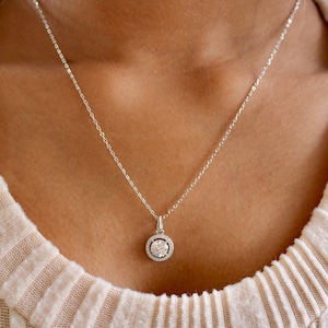 Elegante collar con colgante de halo de moissanita en plata de ley: joyería impecable con alternativa a diamantes. Incluye paño de pulido gratis con la compra.