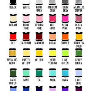 Op de afbeelding: Overzicht van borduurgarenkleuren met de namen van elke kleur. De kleuren omvatten zwart, wit, lichtgrijs, middelgrijs, donkergrijs, metallic zilver, cr&egrave;me, lichtroze, middelroze, roze, neonroze, stoffig roze, rood, kardinaal, donkerrood, koraal, oranje, atletisch goud, metallic goud, pastelgeel, geel, neongeel, limoengroen, kellygroen, donkergroen, mint, teal, aqua, cyaan, lichtblauw, columbia blauw, koninklijk blauw, marineblauw, lila, paars en pruim.