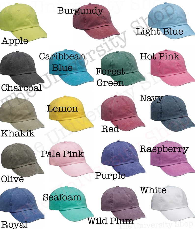 Op de afbeelding: Een verzameling van 18 lege, verstelbare baseballpetten van katoenen twill in verschillende kleuren, waaronder appelgroen, bordeauxrood, caribisch blauw, antraciet, bosgroen, felroze, kaki, citroengeel, lichtblauw, marineblauw, olijfgroen, lichtroze, paars, framboos, rood, koninklijkblauw, zeegroen, wit en wilde pruim.