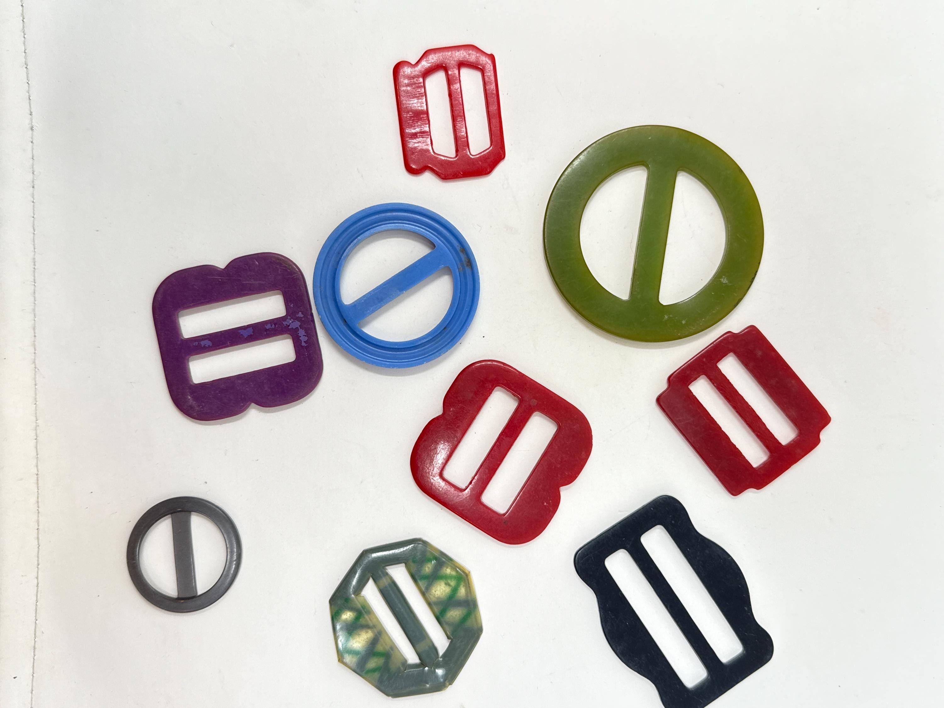 Vintage Bakelite Buckles-set of 9 1930s Bakelite Belt Buckle, Red Ribbon Bow main image 3