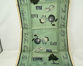 Peut inclure: Une serviette de thé verte avec un motif répété de pommes, d'arbres et le texte "Apples Fall Not Far From The Tree".