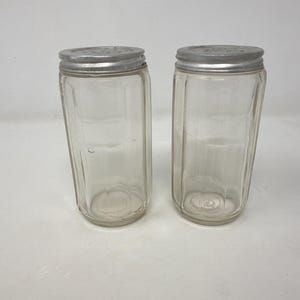 Antique Vintage Hoosier Hoosier Spice Jar Jar with Metal Lid, with Holes, Authentic, 4 1/4&quot; Tall by 2&quot; .