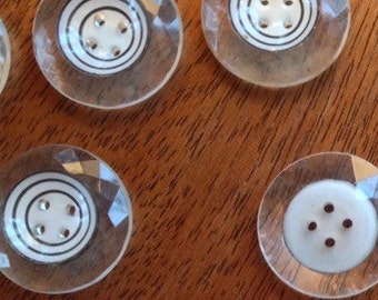 Bouton vintage en verre transparent à facettes avec centre en émail blanc -4 trous