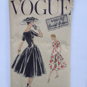 Pode incluir: Padrão de costura vintage Vogue para um vestido, com duas modelos usando estilos diferentes. O número do padrão é S-4700 e o preço é de US$ 1,00. O padrão é para o tamanho 12 com uma medida de busto de 76 cm e uma medida de quadril de 84 cm.