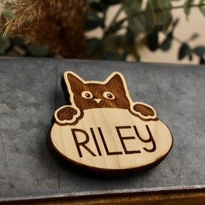 Magnete con nome gatto personalizzato Divertente gatto che sbircia Nome gatto personalizzato Regali personalizzati per animali domestici Memoriale gatto Segno nome gatto Regalo gatto immagine 2