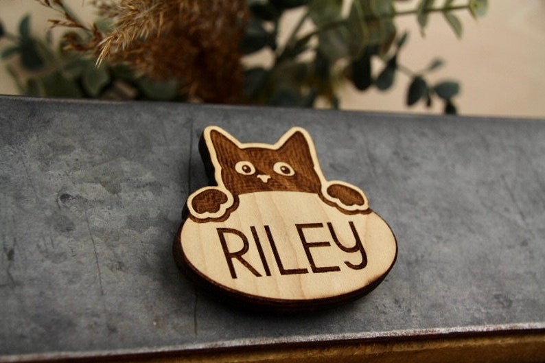 Magnete con nome gatto personalizzato Divertente gatto che sbircia Nome gatto personalizzato Regali personalizzati per animali domestici Memoriale gatto Segno nome gatto Regalo gatto immagine 2