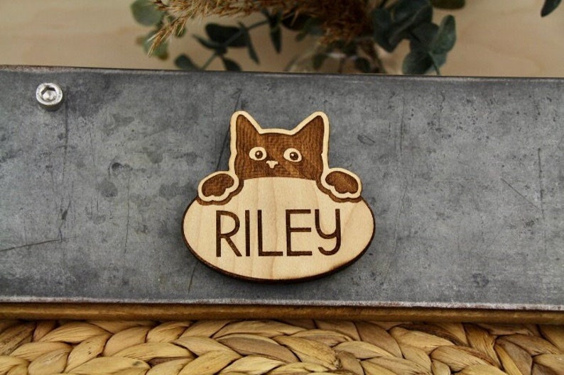 Magnete con nome gatto personalizzato Divertente gatto che sbircia Nome gatto personalizzato Regali personalizzati per animali domestici Memoriale gatto Segno nome gatto Regalo gatto immagine 1