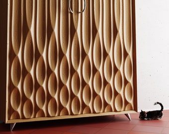 Puede incluir: Un armario de madera con un diseño único, ondulado y tallado. El armario tiene una sola puerta con una manija plateada.