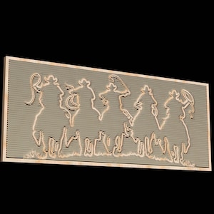 Puede incluir: Una talla de madera de cinco vaqueros montando a caballo, cada uno con una pose y detalles distintos. La talla es de color marrón claro y tiene una superficie texturizada.