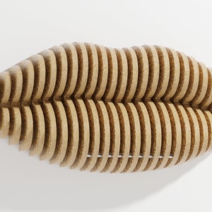 以下が含まれることがあります： 積み重ねられた木製の円形が重なり合って波のようなパターンを作り出した壁の彫刻。彫刻は薄い茶色で、自然な木製の仕上げです。