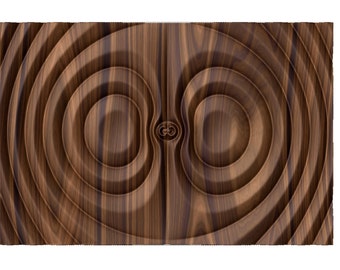 Puede incluir: Un panel de pared de madera con un patrón circular, que se asemeja a las ondas en el agua. El panel está hecho de madera marrón oscura con veta natural.