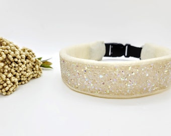 Könnte beinhalten: Ein weißes Hundehalsband mit einem glitzernden, regenbogenfarbenen Besatz und einer schwarzen, verstellbaren Schnalle.