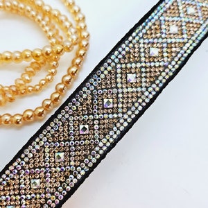 Puede incluir: Un collar gargantilla negro con un patr&oacute;n geom&eacute;trico de diamantes de imitaci&oacute;n iridiscentes. Los diamantes de imitaci&oacute;n est&aacute;n dispuestos en forma de diamante y est&aacute;n engastados en una tela negra.
