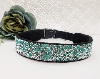 Könnte beinhalten: Ein schwarzes Hundehalsband mit einem Design aus türkisfarbenen und silbernen Strasssteinen.