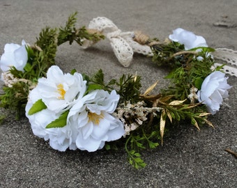 Corona nupcial de flores verdes: flores blancas, diadema de hojas doradas estilo bosque.