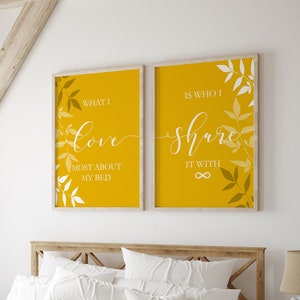 Decoración de dormitorio amarilla de 2 piezas, arte de pared mostaza, arte sobre la cama, impresiones sobre la cama, lo que más me gusta, frases sobre el dormitorio, arte de dormitorio amarillo
