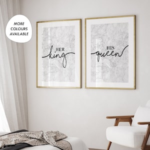 Op de afbeelding: Twee ingelijste prints met een marmeren achtergrond en zwarte tekst. De linker print zegt "HER king" en de rechter print zegt "HIS queen".