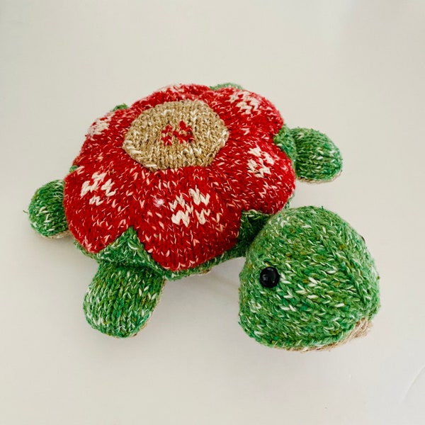 Peluche tortue aux couleurs de Noël en fil écologique