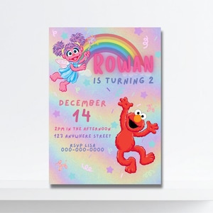 K&ouml;nnte beinhalten: Eine farbenfrohe Geburtstagseinladung mit dem Text "Rowan wird 2", einem Regenbogen und Zeichentrickfiguren. Die Einladung enth&auml;lt Datum, Uhrzeit und RSVP-Informationen. Der Hintergrund ist ein pastellfarbener Regenbogenverlauf.