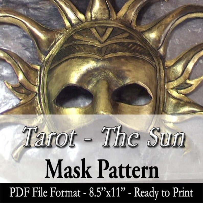 Puede incluir: Una m&aacute;scara dorada con un dise&ntilde;o de sol. La m&aacute;scara est&aacute; hecha de cuero y tiene un dise&ntilde;o detallado. La m&aacute;scara mide 8,5 pulgadas por 11 pulgadas y est&aacute; lista para imprimir. El texto "Tarot - The Sun Mask Pattern" est&aacute; impreso debajo de la m&aacute;scara.