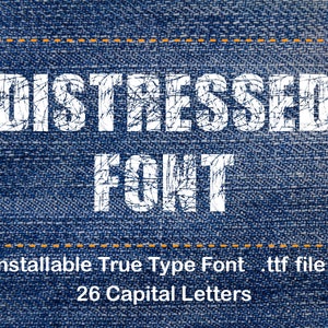 Könnte beinhalten: Weißer Text "DISTRESSED FONT" auf blauem Jeansstoff-Hintergrund. Das Bild enthält auch den Text "Installable True Type Font .ttf file" und "26 Capital Letters". Die Schriftart hat ein verwittertes, strukturiertes Aussehen.