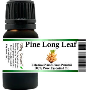 Puede incluir: Una botella de vidrio marrón con tapa negra, etiquetada como aceite esencial "Pine Long Leaf". La etiqueta incluye el nombre botánico Pinus Palustris y un gráfico de una piña. La botella contiene aceite esencial 100% puro.