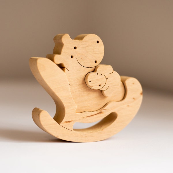 Hippopotame avec bébé sur une chaise berçante en bois. Puzzle animal en bois. Cadeau de famille d'hippopotames. Sculpture de maman enceinte. Jeu d'équilibre