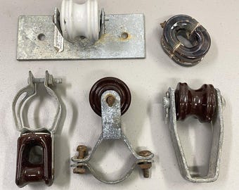 Isolatorer för elledningar i brunt och vitt porslin med monteringsfästen, rustika industriella dekorationsmaterial