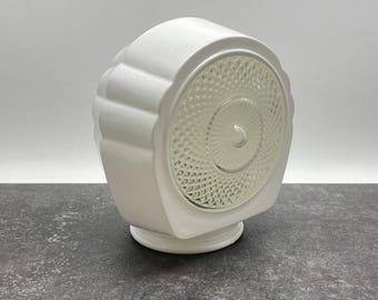 Lámpara de baño vintage blanca esmerilada con forma de arco circular y globo de cristal de 8,25" de diámetro.