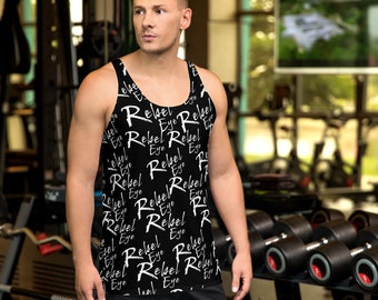 Puede incluir: Un tanque negro con una impresión blanca de las palabras "Rebel Eye" repetidas en toda la camiseta.