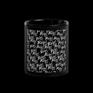 Può includere: Tazza in ceramica nera con un motivo bianco ripetuto delle parole "Rebel Eye" in uno stile di scrittura a mano.
