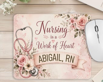 Alfombrilla de ratón personalizada para enfermeras: La enfermería es un trabajo de corazón. Regalo de agradecimiento con nombre personalizado. Decoración de escritorio con estetoscopio floral.