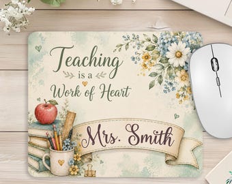 Alfombrilla de ratón personalizada para profesores: La enseñanza es un trabajo de corazón. Regalo de agradecimiento con nombre personalizado. Decoración para el escritorio del aula.
