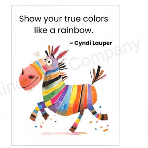 Puede incluir: Una cebra colorida con rayas de arcoíris corre sobre un fondo blanco con confeti. La cita "Muestra tus verdaderos colores como un arcoíris. ~Cyndi Lauper" está sobre la cebra.