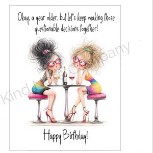 Op de afbeelding: Digitale verjaardagskaart met twee cartoonvrouwen met rommelig haar, een bril en kleurrijke jurken, zittend aan een tafel met wijn. De kaart bevat de tekst "Okay, a year older, but let's keep making those questionable decisions together!" en "Happy Birthday!"