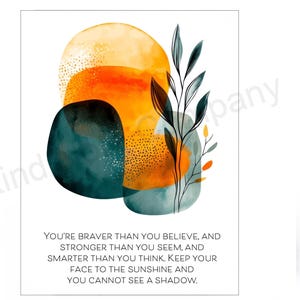 Op de afbeelding: Abstracte aquarelkunstprint met een citaat: "Je bent moediger dan je denkt, en sterker dan je lijkt, en slimmer dan je denkt. Houd je gezicht naar de zon en je kunt geen schaduw zien." De print heeft een abstract ontwerp in teal, oranje en geel met een gestileerde tak.
