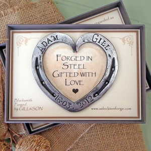 Regalo per l'undicesimo anniversario di matrimonio in acciaio. Personalizzato. Cuore a forma di ferro di cavallo. 10,8 cm. Forgiato da fabbro. In confezione regalo. Per lui. Per lei. Forgiato in acciaio dolce.