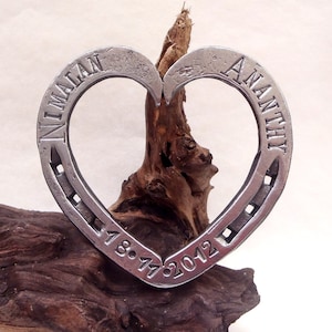 Corazón de herradura. Forjado por herrero. 3,75". Personalizado. En caja de presentación. Regalo de bodas. Regalo para el sexto aniversario. Regalo de acero. Regalo de aniversario